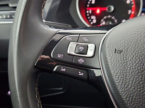 Used 2021 Volkswagen Tiguan SE image 23