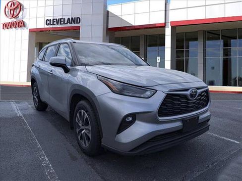 Used 2024 Toyota Highlander XLE image 2