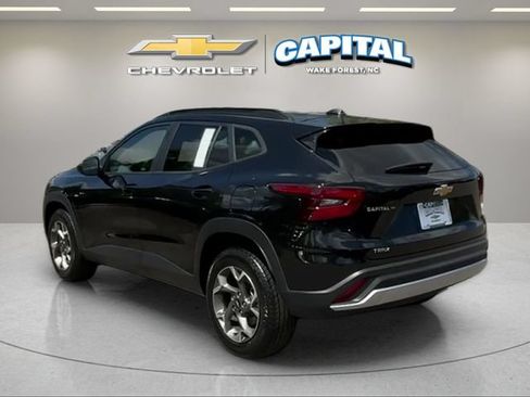 Used 2025 Chevrolet Trax LT FWD image 4