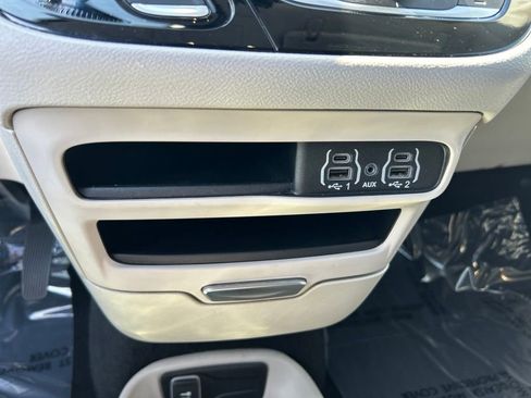 Used 2024 Chrysler Pacifica Touring-L FWD image 34