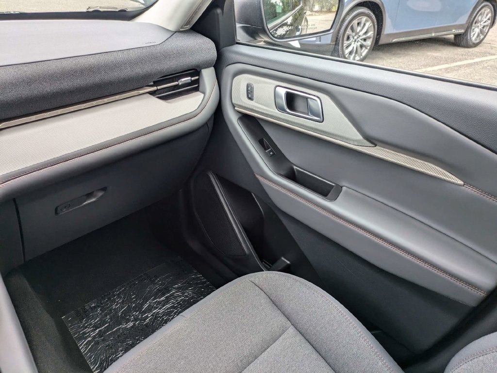 Used 2026 Ford Explorer Active RWD image 19