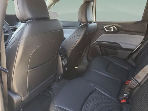 Used 2025 Jeep Compass Latitude AWD/4WD image 5