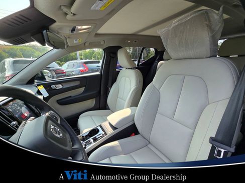 Used 2025 Volvo XC40 B5 Ultra w/ Climate Package image 12