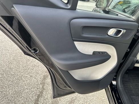 Used 2020 Volvo XC40 T5 Momentum w/ Protection Package Premier image 25