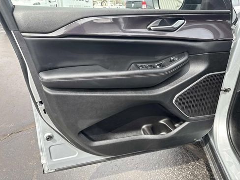 Used 2022 Jeep Grand Cherokee L Laredo w/ Luxury Tech Group I AWD/4WD image 9