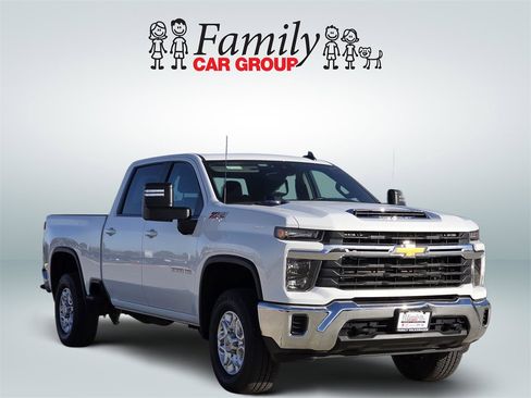 Used 2024 Chevrolet Silverado 2500 LT image 2