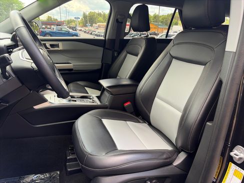 Used 2023 Ford Explorer XLT w/ Equipment Group 202A AWD/4WD image 14