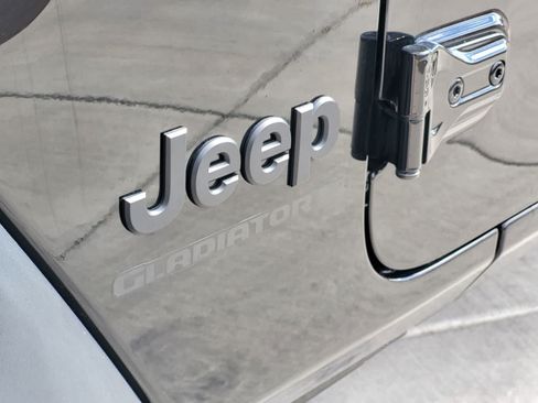 Used 2025 Jeep Gladiator Sport AWD/4WD image 29