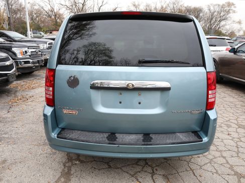 Used 2010 Chrysler Town & Country Touring image 7