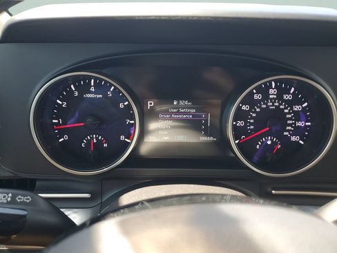 Used 2024 Kia Carnival LX FWD image 21