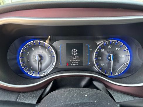 Used 2020 Chrysler Pacifica Touring-L FWD image 13