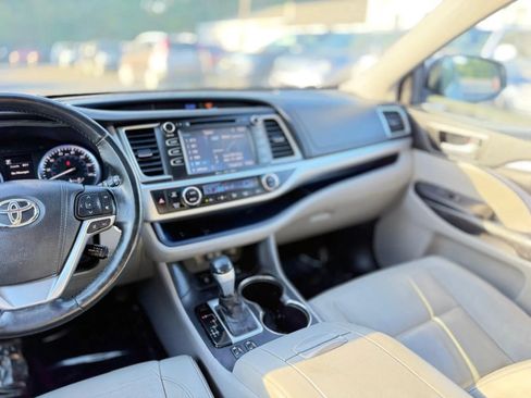 Used 2017 Toyota Highlander XLE w/ Carpet Mat Package AWD/4WD image 22