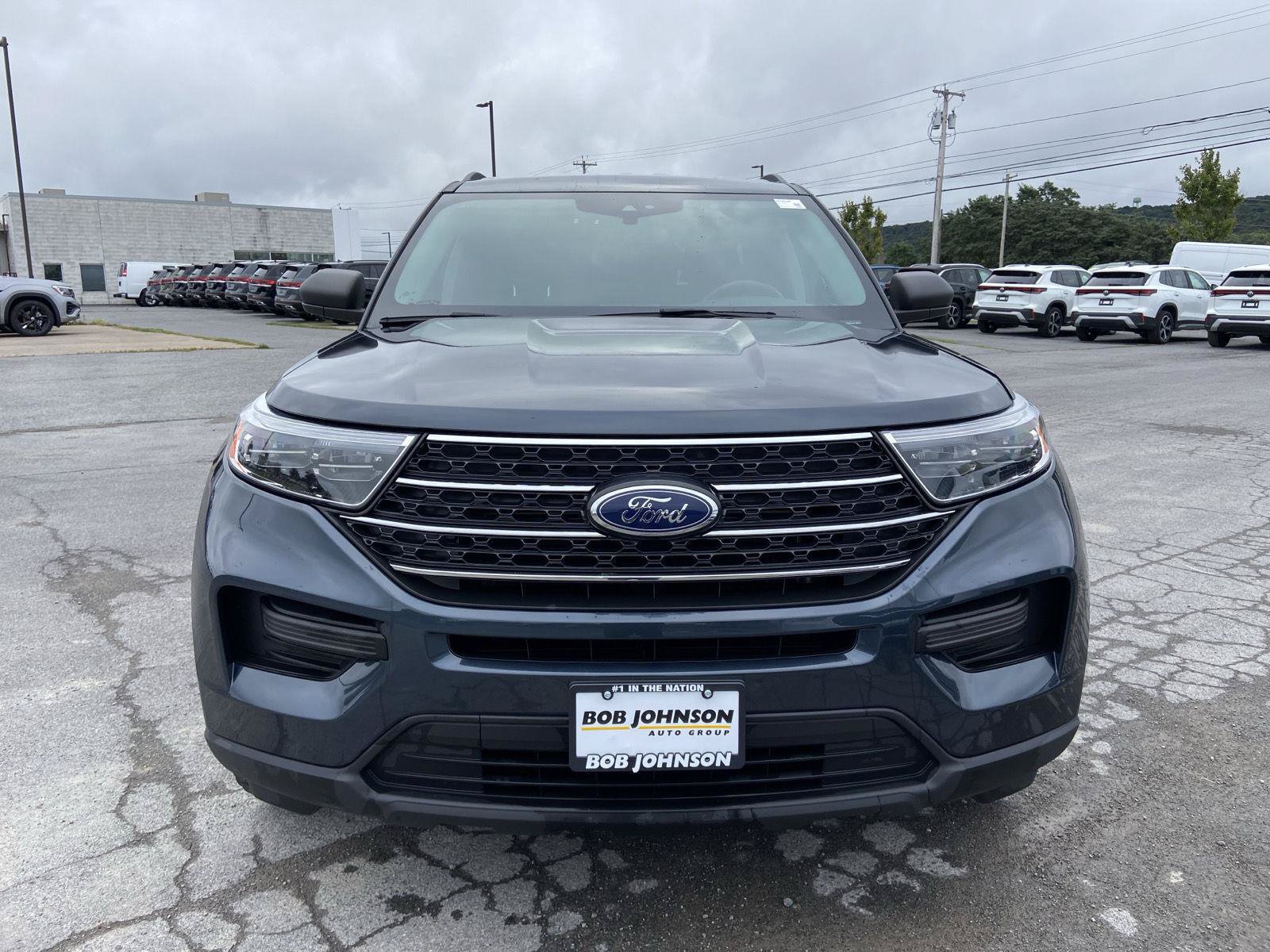 Used 2023 Ford Explorer XLT AWD/4WD image 2