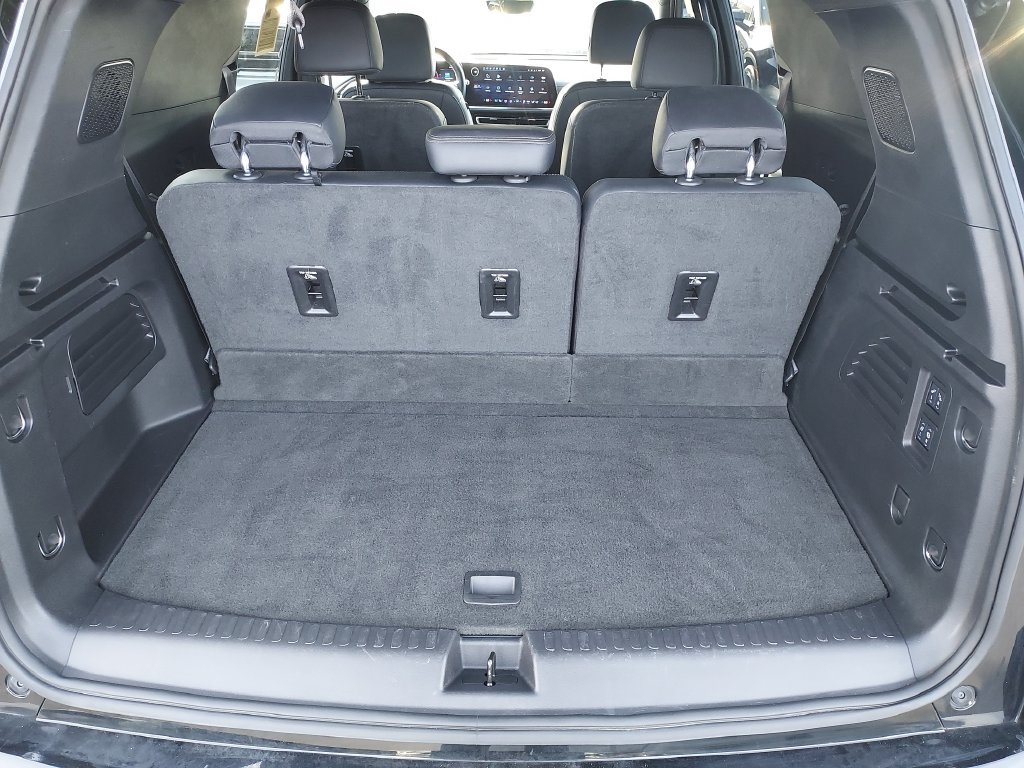 Used 2025 Chevrolet Traverse High Country w/ LPO, Floor Liner Package AWD/4WD image 9