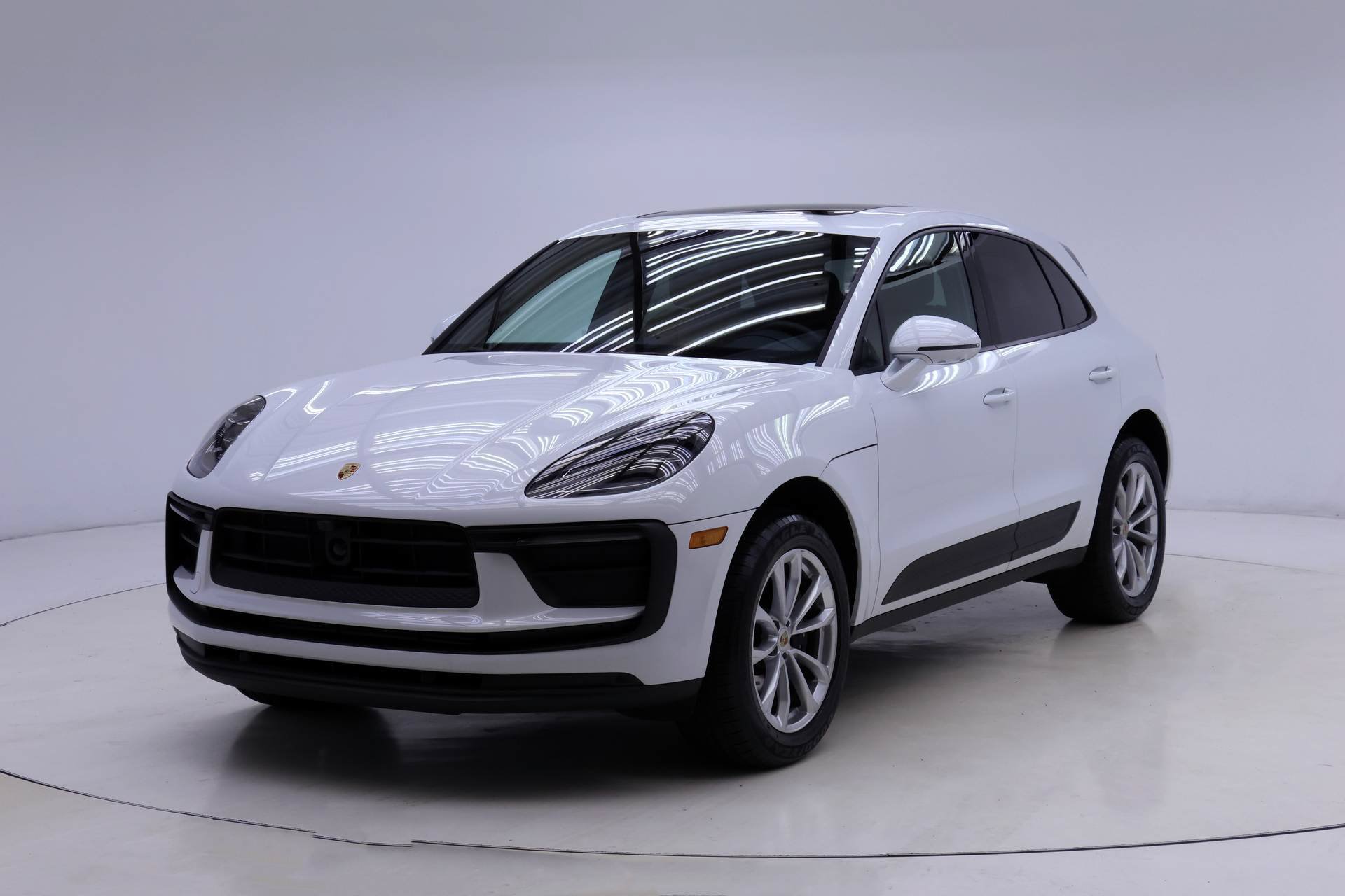 Used 2025 Porsche Macan AWD/4WD image 1