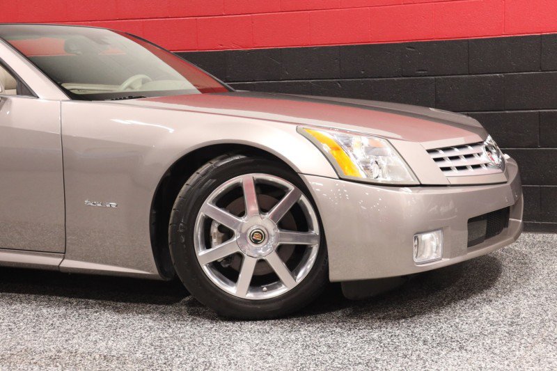 Used 2005 Cadillac XLR RWD image 3