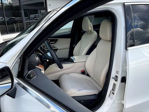 Used 2024 Mercedes-Benz GLC 300 4MATIC image 23