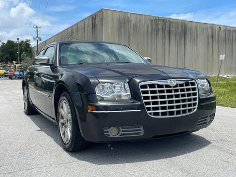 Used 2010 Chrysler 300 Touring RWD image 3