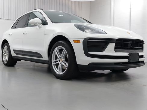 Certified 2023 Porsche Macan AWD/4WD image 9