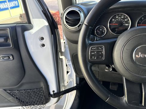 Used 2017 Jeep Wrangler Unlimited Sahara w/ Connectivity Group image 19