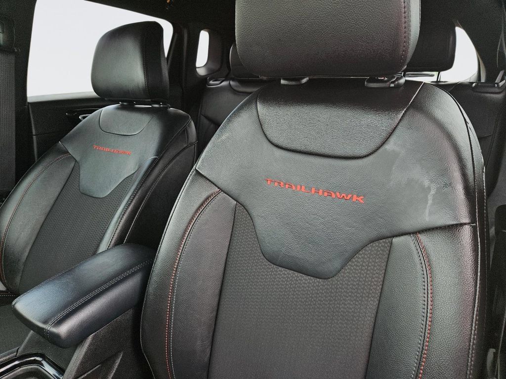 Used 2025 Jeep Compass Trailhawk AWD/4WD image 32