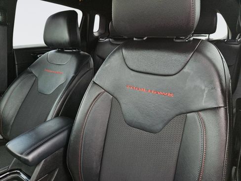 Used 2025 Jeep Compass Trailhawk AWD/4WD image 32