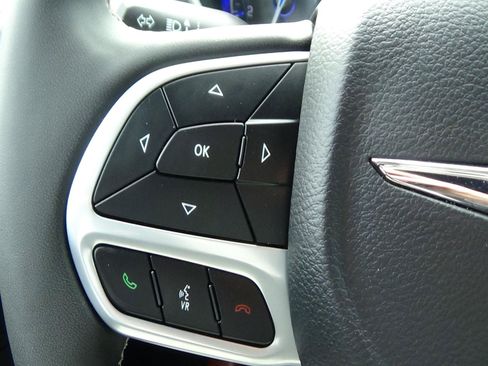 Certified 2025 Chrysler Pacifica Select FWD image 21