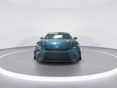 Used 2025 Toyota Camry XLE image 3