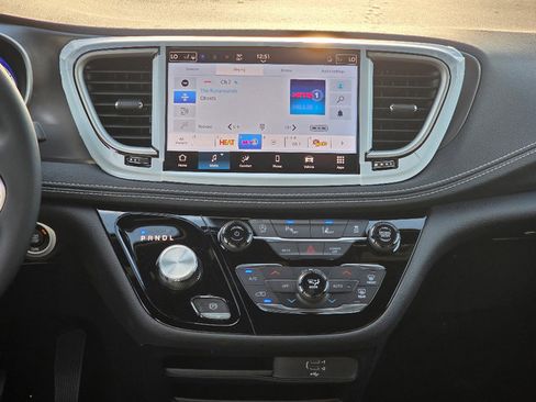 New 2026 Chrysler Pacifica Select image 3