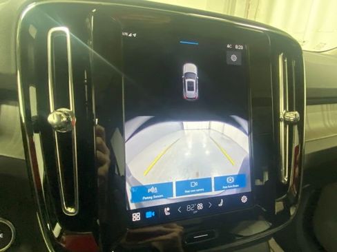 Used 2025 Volvo XC40 B5 Core image 27