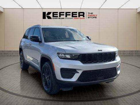 New 2025 Jeep Grand Cherokee Altitude image 7
