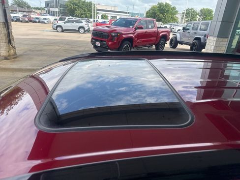 Used 2025 Toyota RAV4 XLE w/ Convenience Package image 5