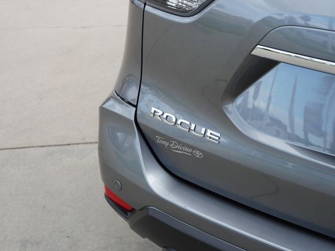 Used 2020 Nissan Rogue SV image 18