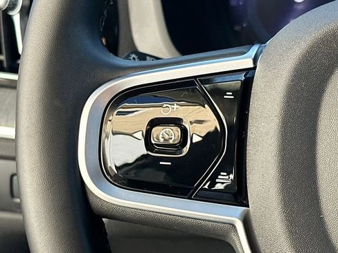 Used 2025 Volvo XC60 B5 Plus image 27