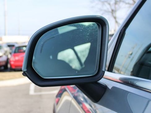 Used 2025 Volvo XC40 B5 Core image 8