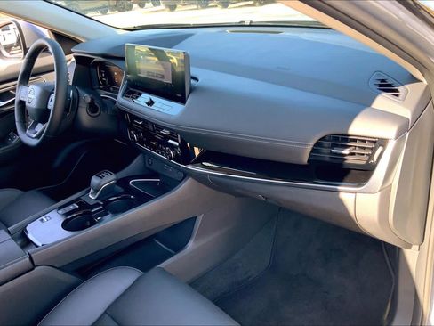 Used 2025 Nissan Rogue SL image 18