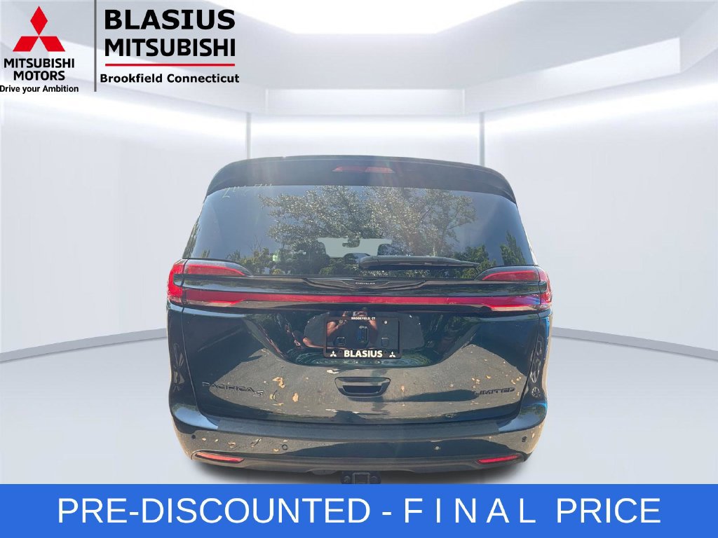 Used 2023 Chrysler Pacifica Limited w/ S Appearance Package FWD image 10