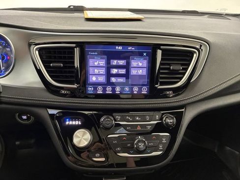 Used 2018 Chrysler Pacifica Limited FWD image 26