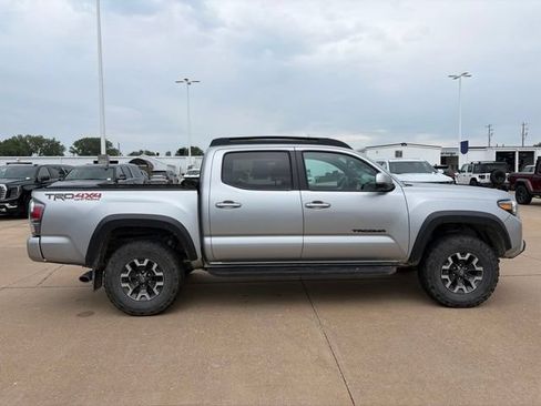 Used 2022 Toyota Tacoma TRD Off-Road w/ TRD Premium Off Road Package AWD/4WD image 2