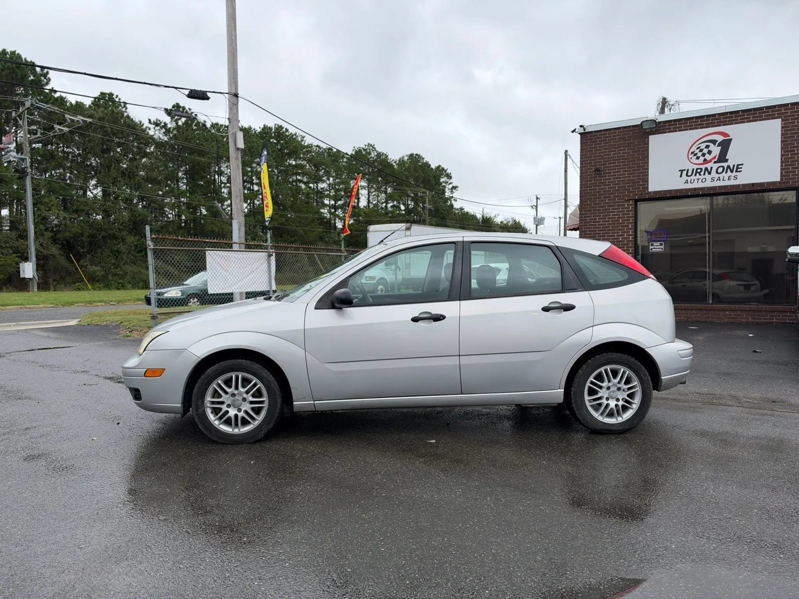 Used 2005 Ford Focus SES FWD image 2