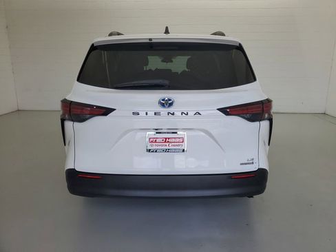Used 2021 Toyota Sienna LE FWD image 6