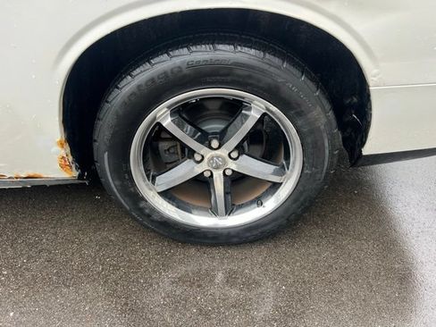 Used 2010 Dodge Challenger SE RWD image 9