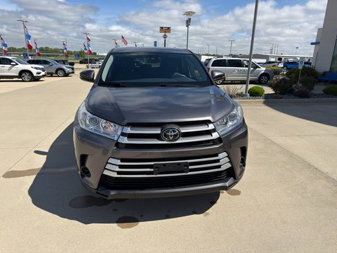Used 2019 Toyota Highlander LE FWD image 2