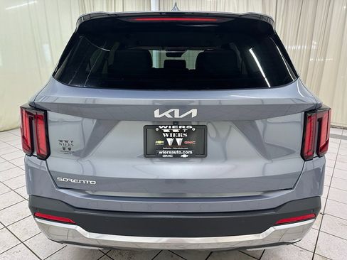 Used 2024 Kia Sorento S image 6