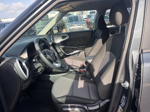 Used 2025 Kia Soul LX w/ LX Technology Package FWD image 24