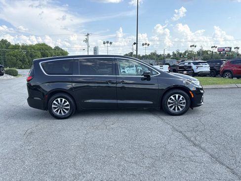 Used 2024 Chrysler Pacifica Limited FWD image 4