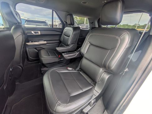 Used 2022 Ford Explorer XLT w/ Equipment Group 202A AWD/4WD image 14