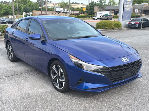 Used 2023 Hyundai Elantra SEL w/ Convenience Package image 3