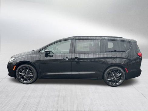 New 2026 Chrysler Pacifica Limited image 8