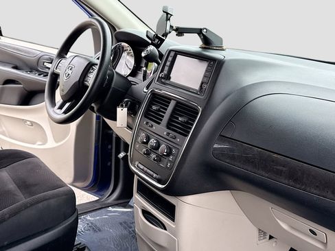 Used 2019 Dodge Grand Caravan SE FWD image 5